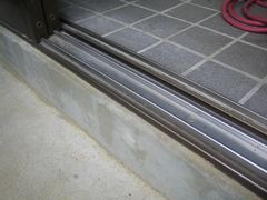 玄関引き戸　下部レール取り付け後
